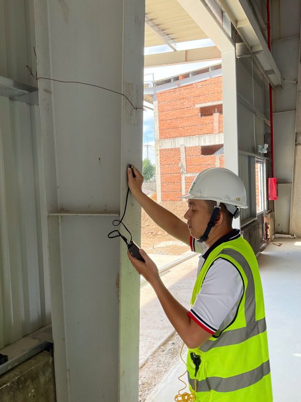 Kỹ sư kiểm định đo đạc hiện trạng cột kết cấu thép trong nhà xưởng công nghiệp
