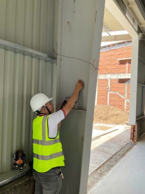 Kỹ sư kiểm định kiểm tra liên kết và hiện trạng kết cấu thép trong nhà xưởng công nghiệp