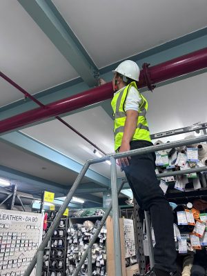 Kiểm tra cấu kiện dầm trong quá trình kiểm định chất lượng công trình xây dựng.