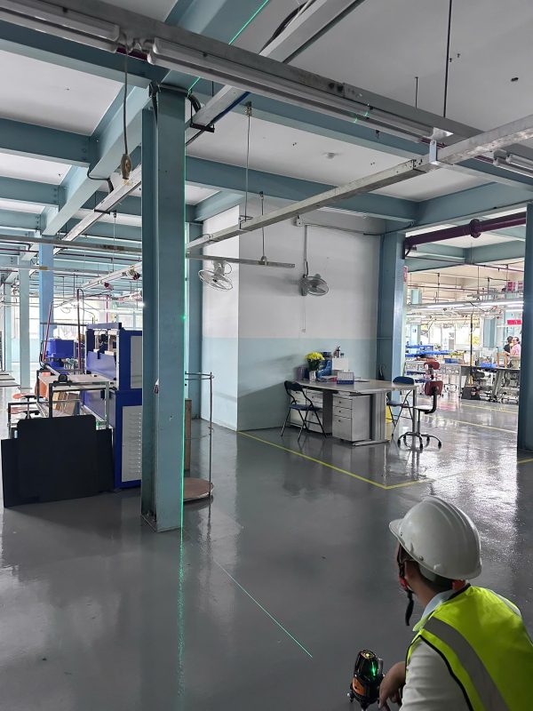 Kiểm tra độ thẳng đứng của cột trong quá trình kiểm định chất lượng kết cấu công trình.