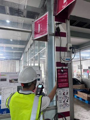 Đo chiều dày cột thép khi kiểm định chất lượng công trình.