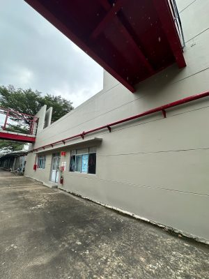 Hiện trạng tường bao và khu vực tiếp giáp mái nhà xưởng công nghiệp trong quá trình kiểm định an toàn chịu lực.