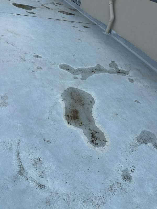 Hiện trạng bề mặt sàn bê tông nhà xưởng có dấu hiệu bong tróc trong quá trình kiểm định chất lượng công trình.