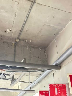 Hiện trạng kết cấu mái nhà xưởng công nghiệp tại khu vực tiếp giáp dầm và hệ thống kỹ thuật trong quá trình kiểm định an toàn chịu lực.