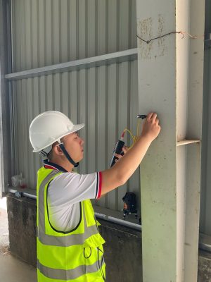 Kỹ sư Econs kiểm định hiện trạng kết cấu cột thép nhà xưởng trước khi đánh giá an toàn chịu lực