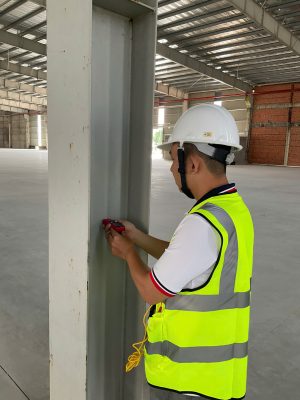 Kỹ sư kiểm định khảo sát hiện trạng kết cấu cột thép nhà xưởng
