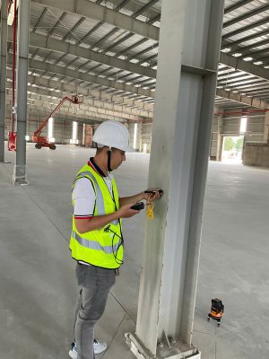 Kỹ sư kiểm định đo đạc hiện trạng cột bê tông nhà xưởng