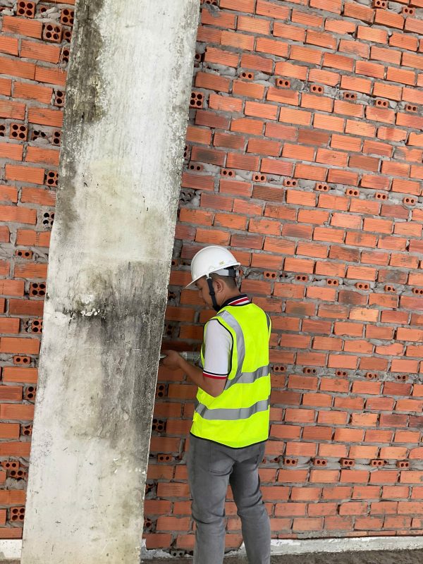 Kỹ sư Tư vấn Kiểm định Econs kiểm tra hiện trạng cột bê tông trong quá trình kiểm định nhà xưởng định kỳ, đánh giá an toàn chịu lực công trình.