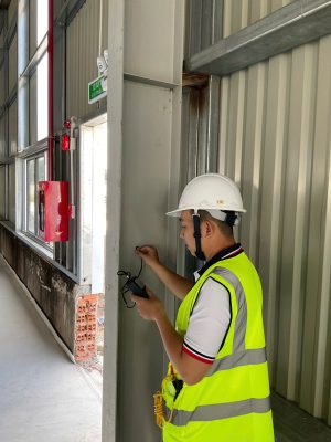 Kỹ sư Tư vấn Kiểm định Econs kiểm tra hiện trạng cột và khung thép trong quá trình kiểm định an toàn chịu lực nhà xưởng.