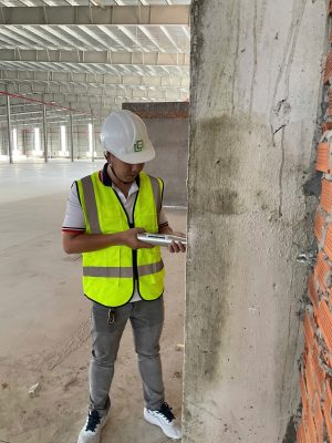 Kỹ sư kiểm định đo đạc hiện trạng kết cấu cột nhà xưởng