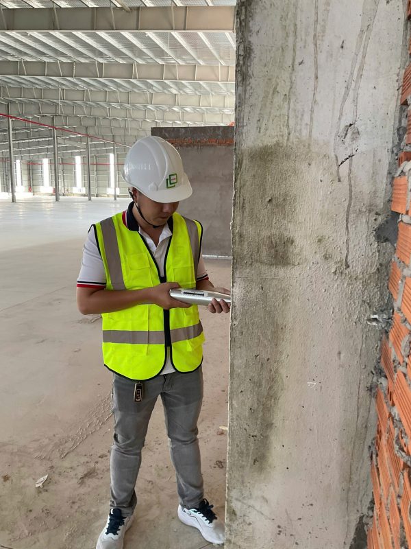 Kỹ sư kiểm định đo đạc hiện trạng kết cấu cột nhà xưởng