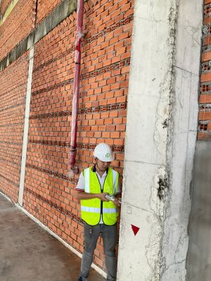 Kỹ sư kiểm định khảo sát hiện trạng tường và cột bê tông nhà xưởng
