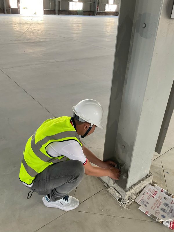 Kỹ sư Tư vấn Kiểm định Econs kiểm tra hiện trạng cột thép nhà xưởng, đo đạc và đánh giá dấu hiệu nứt, võng trong quá trình kiểm định an toàn chịu lực công trình.