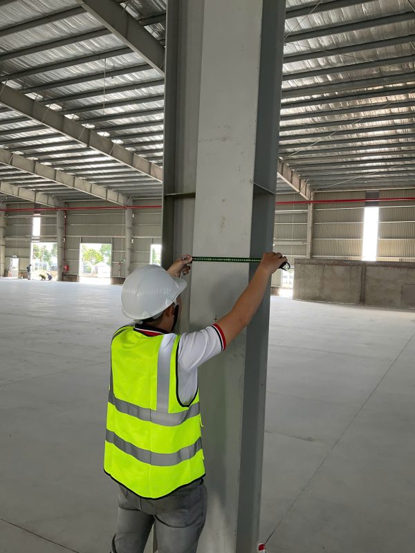 Kỹ sư kiểm tra hiện trạng cột thép nhà xưởng