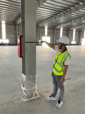 Kỹ sư Kiểm định Econs kiểm tra hiện trạng kết cấu cột nhà xưởng phục vụ audit an toàn công trình