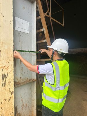 Kỹ sư kiểm định nhà xưởng kiểm tra kết cấu cột phục vụ audit doanh nghiệp