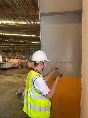 Kỹ sư kiểm định nhà xưởng kiểm tra kết cấu cột bê tông phục vụ audit doanh nghiệp