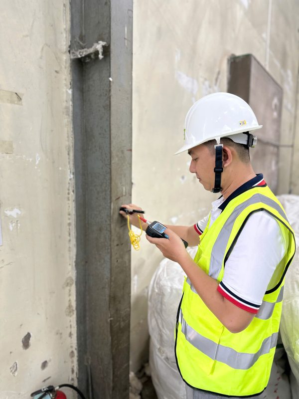 Kỹ sư kiểm định nhà xưởng đo đạc kết cấu cột phục vụ audit an toàn