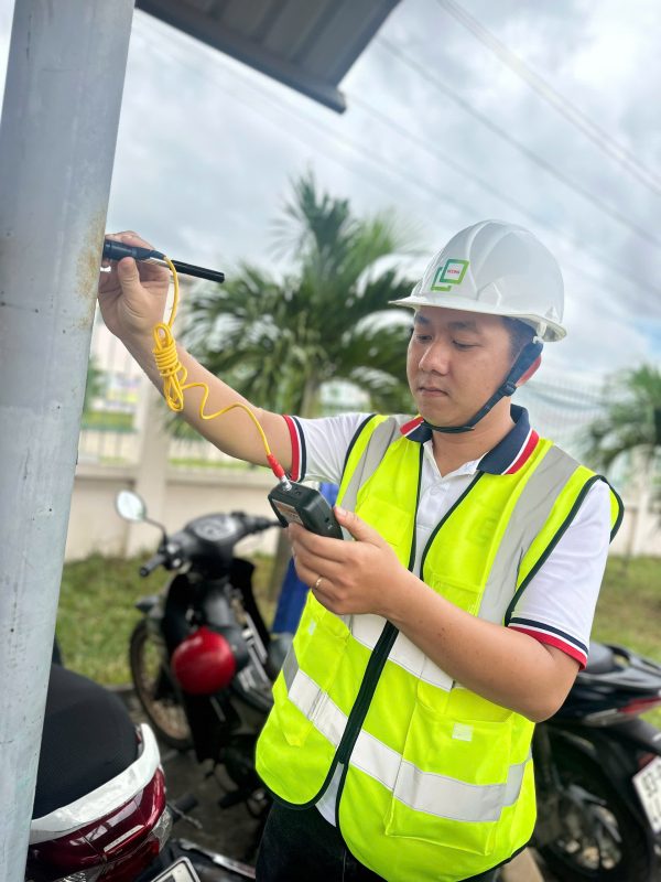 Kỹ sư kiểm định nhà xưởng đo đạc hiện trạng kết cấu trong kiểm định định kỳ