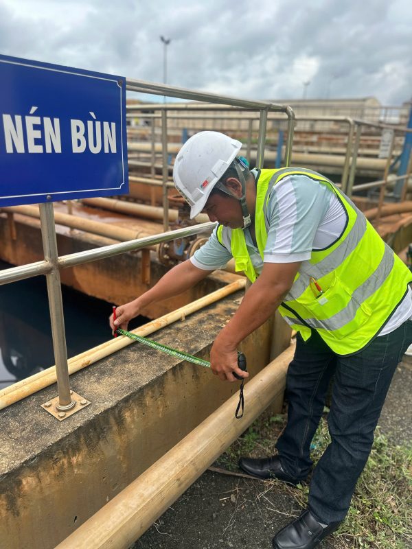 Kỹ sư Econs kiểm tra hiện trạng kết cấu nhà xưởng để đánh giá an toàn chịu lực