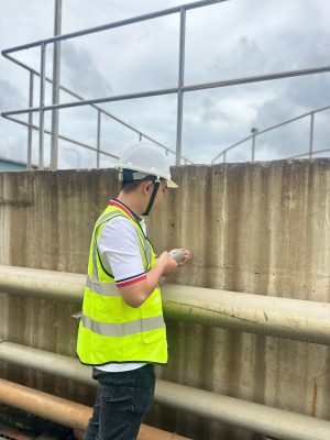 Kỹ sư kiểm định Econs đang đo và đánh giá kết cấu bê tông nhà xưởng trong quá trình kiểm định định kỳ