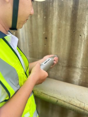 Kỹ sư Econs đo và ghi nhận hiện trạng kết cấu nhà xưởng phục vụ kiểm định định kỳ