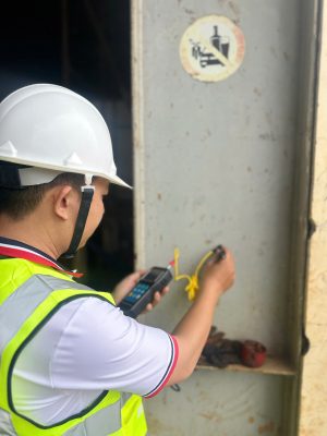 Quan trắc nhà xưởng kiểm định định kỳ 2026 – kỹ sư Econs kiểm tra độ cứng kết cấu cột