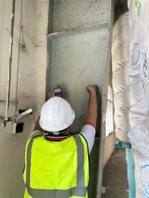 Đo bề dày bản cánh cột thép nhà xưởng trong công tác quan trắc và kiểm định định kỳ