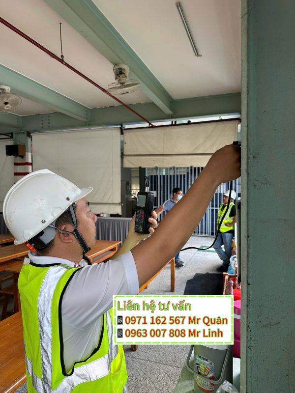 Kỹ sư kiểm tra kết cấu trên cao phục vụ chứng nhận an toàn nhà xưởng