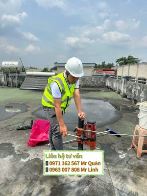 Kỹ sư kiểm tra hiện trạng nền và khu vực bên ngoài nhà xưởng