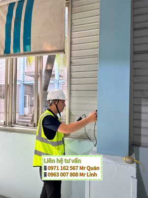 Kỹ sư kiểm tra hiện trạng cột và tường nhà xưởng công nghiệp