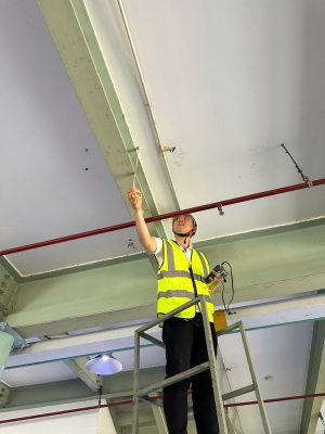 Kỹ sư kiểm tra hệ xà gồ và liên kết trên cao nhà xưởng