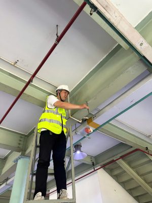 Kiểm tra dầm và xà gồ thép trong quá trình kiểm định nhà xưởng