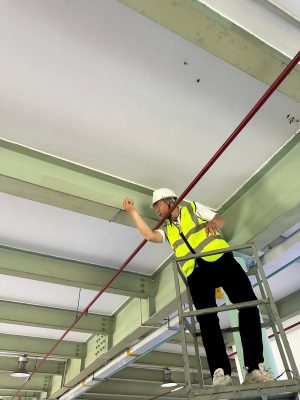 Kỹ sư kiểm tra kết cấu trần và mái nhà xưởng công nghiệp