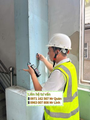 Kỹ sư thực hiện đo đạc kiểm định định kỳ nhà xưởng