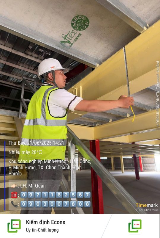 Kỹ sư kiểm định kiểm tra kết cấu chịu lực trong nhà xưởng