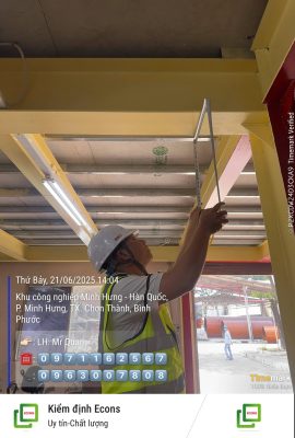 Kỹ sư kiểm định kiểm tra dầm thép và xà gồ mái nhà xưởng