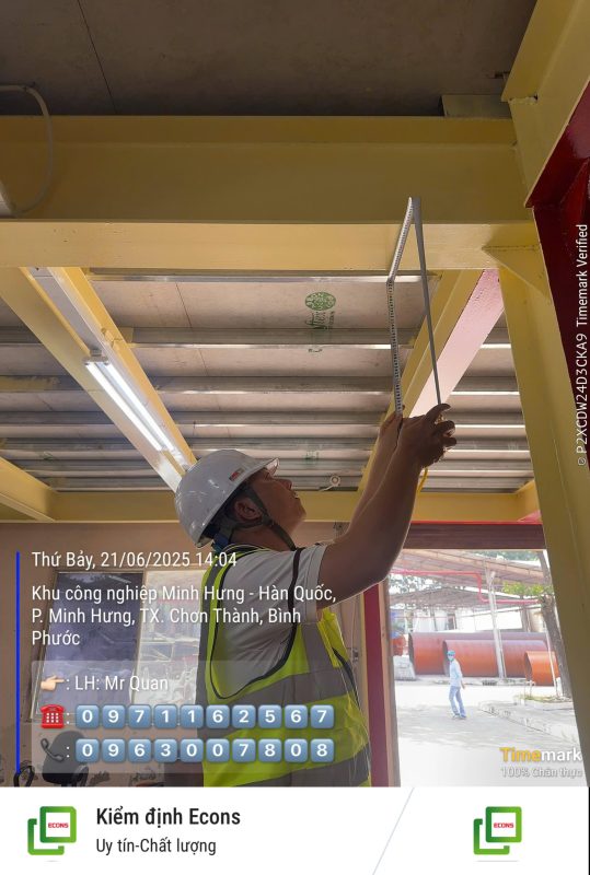 Kỹ sư kiểm định kiểm tra dầm thép và xà gồ mái nhà xưởng