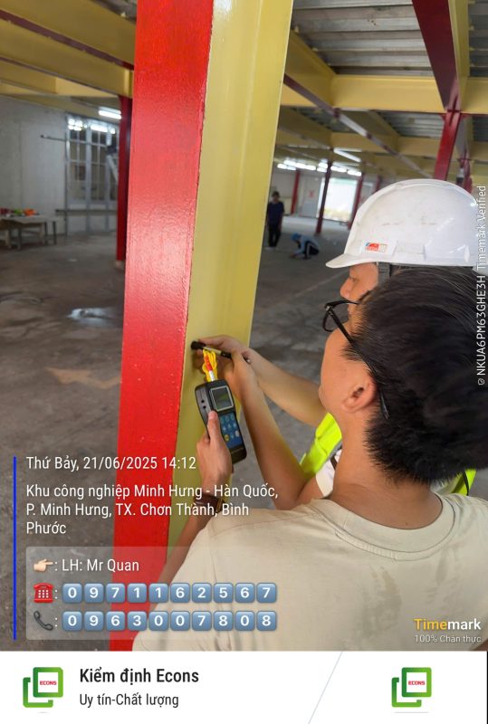 Kỹ sư kiểm định kiểm tra cột thép chịu lực nhà xưởng