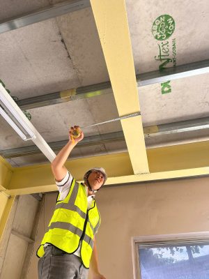 Kiểm tra hiện trạng dầm thép nhà xưởng bằng thiết bị đo chuyên dụng