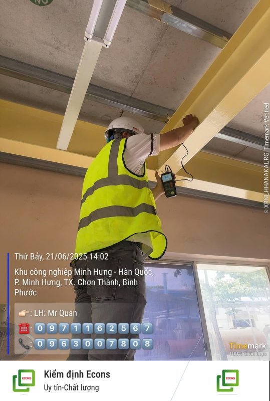 Kiểm tra cấu kiện dầm thép nhà xưởng trong quá trình kiểm định