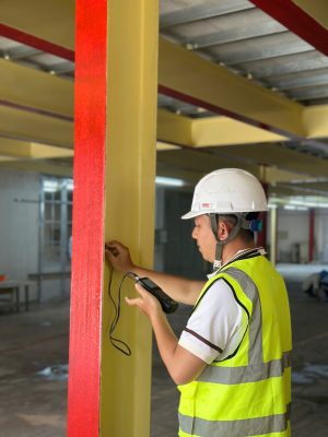 Kiểm tra cột thép chịu lực nhà xưởng bằng thiết bị đo chuyên dụng