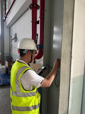 Kỹ sư Tư vấn Kiểm định Econs kiểm tra hiện trạng cột thép nhà xưởng phục vụ kiểm định an toàn chịu lực