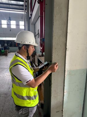 Kỹ sư Tư vấn Kiểm định Econs đo kiểm hiện trạng cột nhà xưởng trong quá trình kiểm định an toàn chịu lực