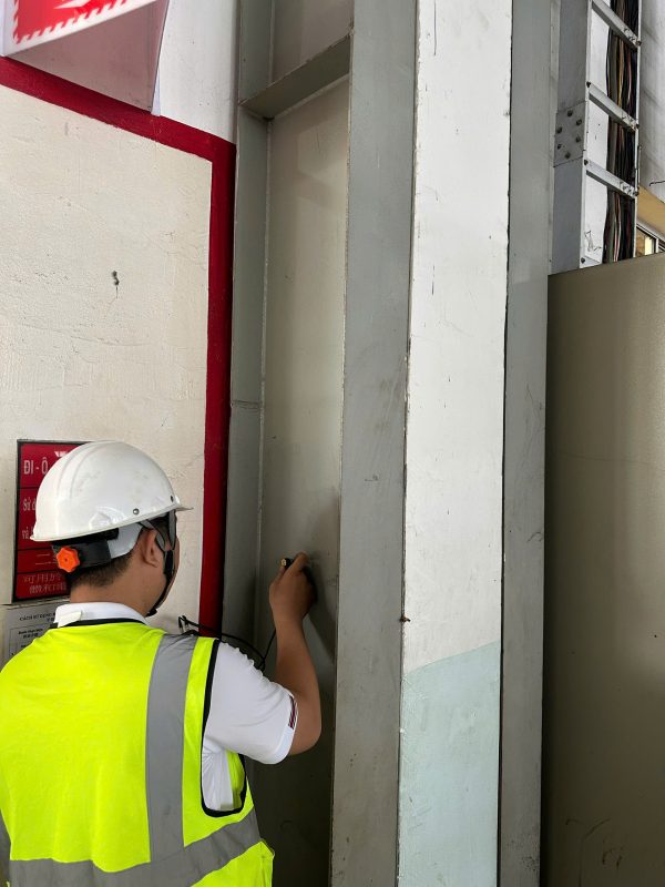 Kiểm tra hiện trạng cột bê tông nhà xưởng trong công tác kiểm định xây dựng