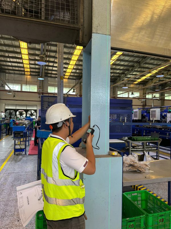 Kỹ sư kiểm định đo kiểm kết cấu chịu lực nhà xưởng trong quá trình đánh giá an toàn