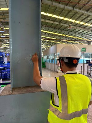 Kỹ sư kiểm định kiểm tra hiện trạng cột chịu lực nhà xưởng trong quá trình sử dụng
