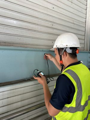 Kỹ sư kiểm định đo kiểm dầm nhà xưởng