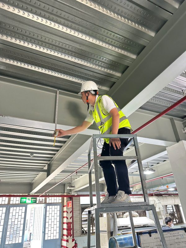 Kỹ sư kiểm định kiểm tra kết cấu mái và sàn thao tác nhà xưởng