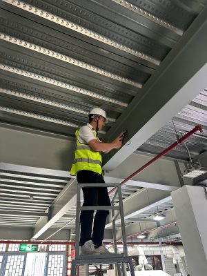 Đo độ dày bản bụng dầm thép trong quá trình kiểm định kết cấu